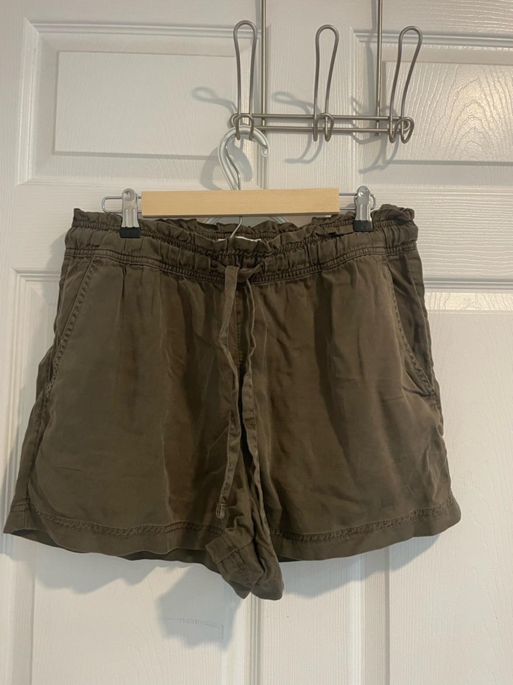 C&C California Olive Drawstring Shorts size L